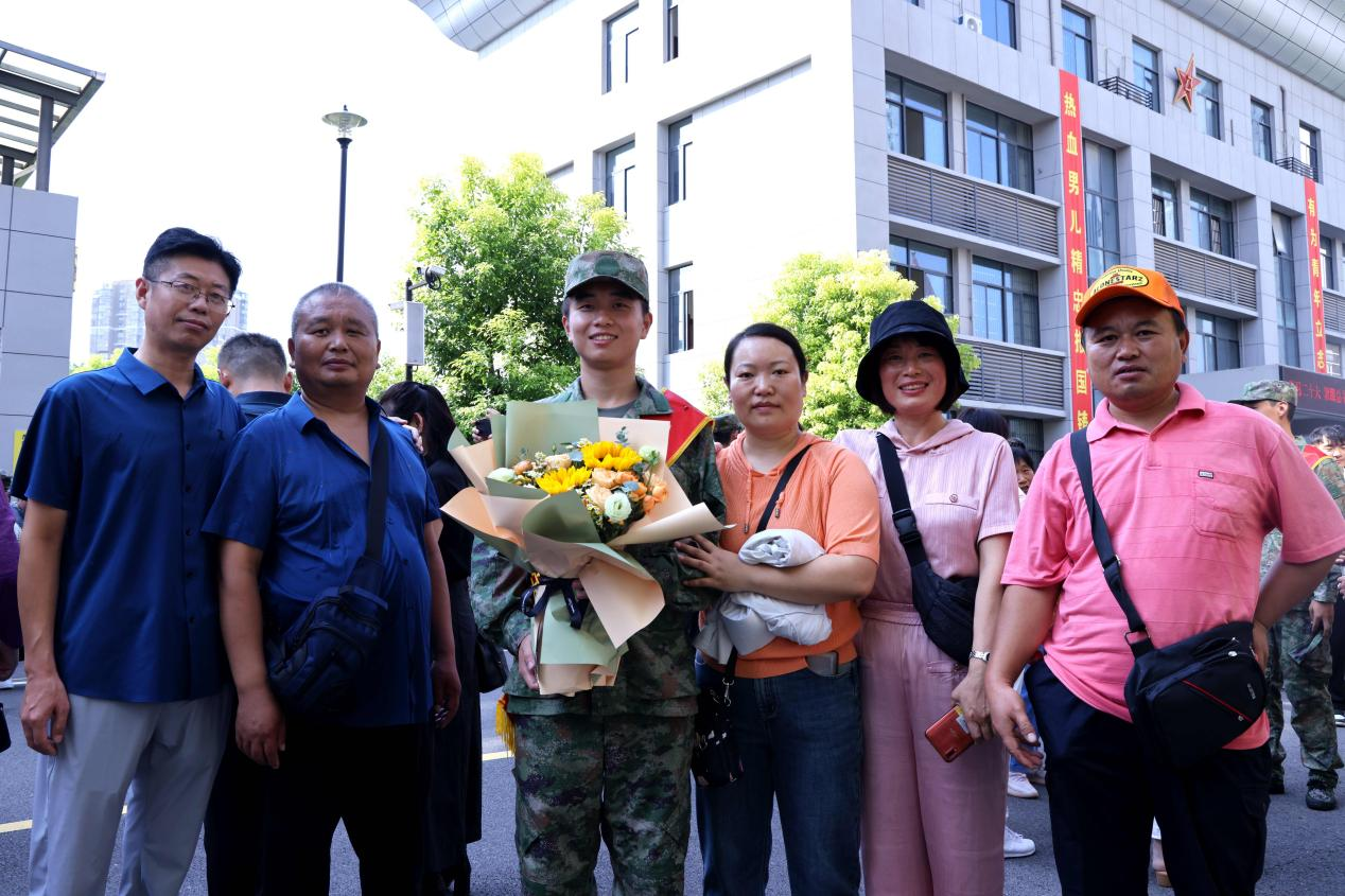 光荣启程铸梦戎旅 颍泉区欢送秋季新兵入伍5.png