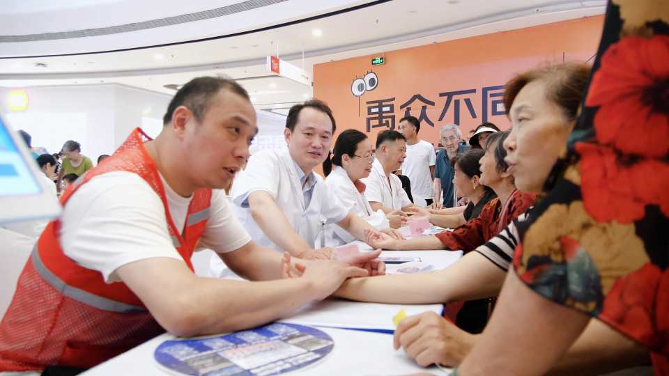 Compress_阳光志愿走进禹洲 便民服务温暖金阳———[00_00_33][20250806-133623].jpg