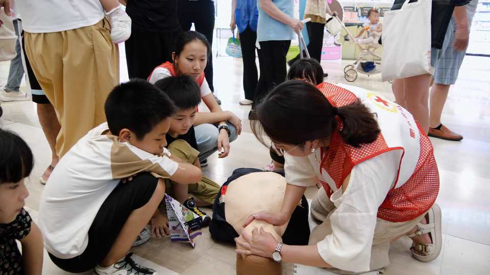 Compress_阳光志愿走进禹洲 便民服务温暖金阳———[00_01_01][20250806-133726].jpg